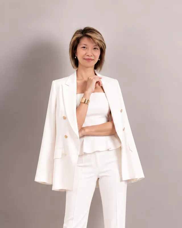 Thu Thuy, Inhaberin von Beauty Club Minto, im weißen Anzug