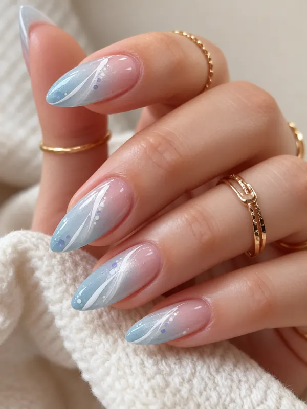 Mandelnägel in Hellblau mit weißem Marmor-Design