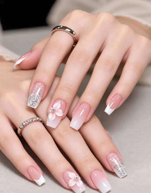 Babyboomer-Nägel mit Glitzer, Strass und weißen 3D-Blüten